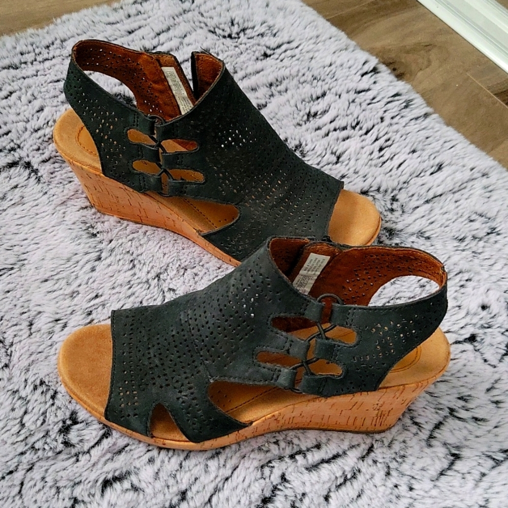 ROCKPORT WNS USsize 7 wedge sandals; leather uppers